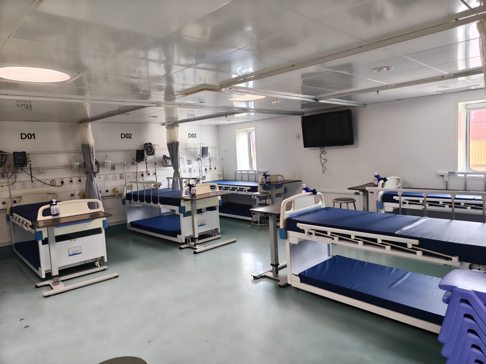 Een voorbeeld van hoe een ziekezaal eruit kan zien. Ieder bed heeft ruimte voor caregiver (mantelzorger)